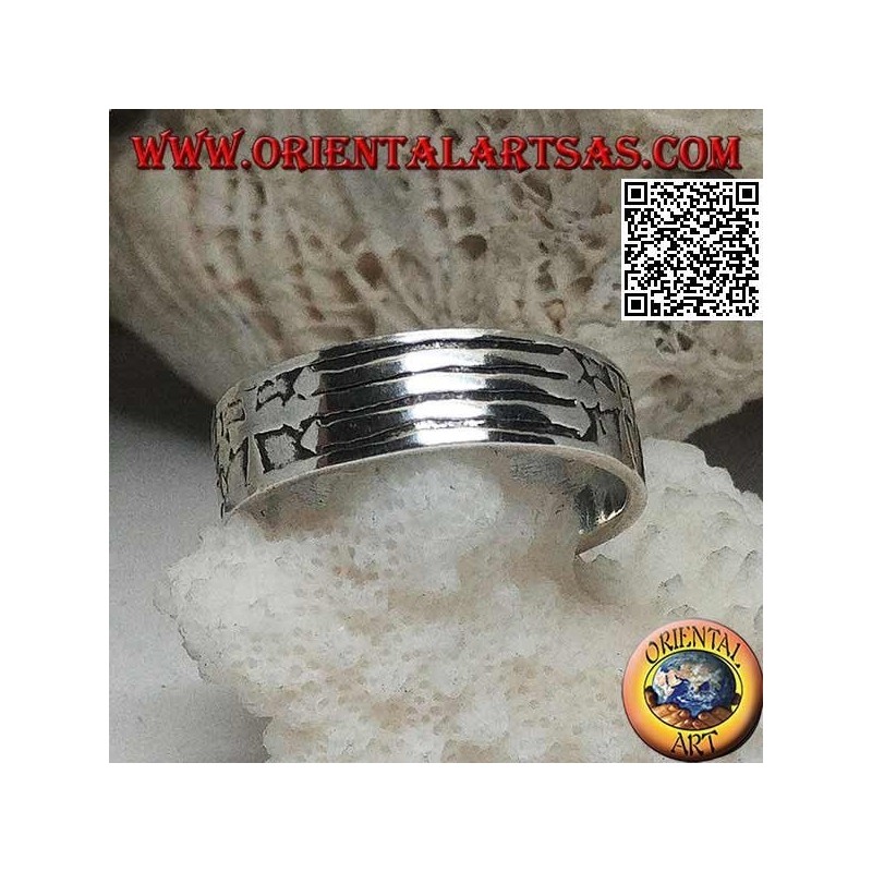 Anello in argento a fedina inciso a righe con croce cristiana