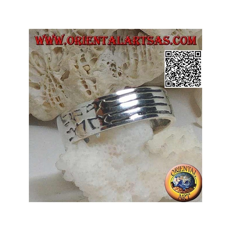 Bague en argent avec bande gravée avec croix chrétienne