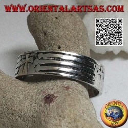 Bague en argent avec bande gravée avec croix chrétienne