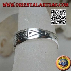 Silberring mit geometrischen Gravuren