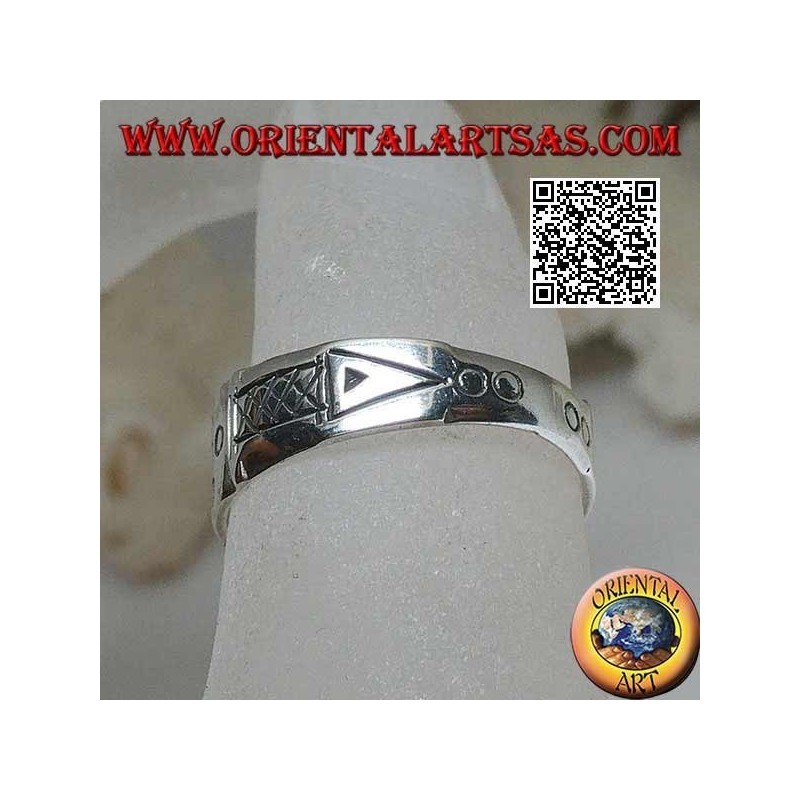 Bague en argent avec gravures géométriques