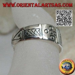 Silberring mit geometrischen Gravuren
