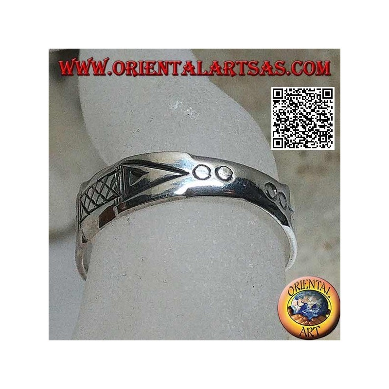Anello a fedina in argento con incisioni geometriche