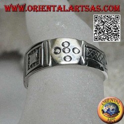 Bague en argent avec gravures géométriques