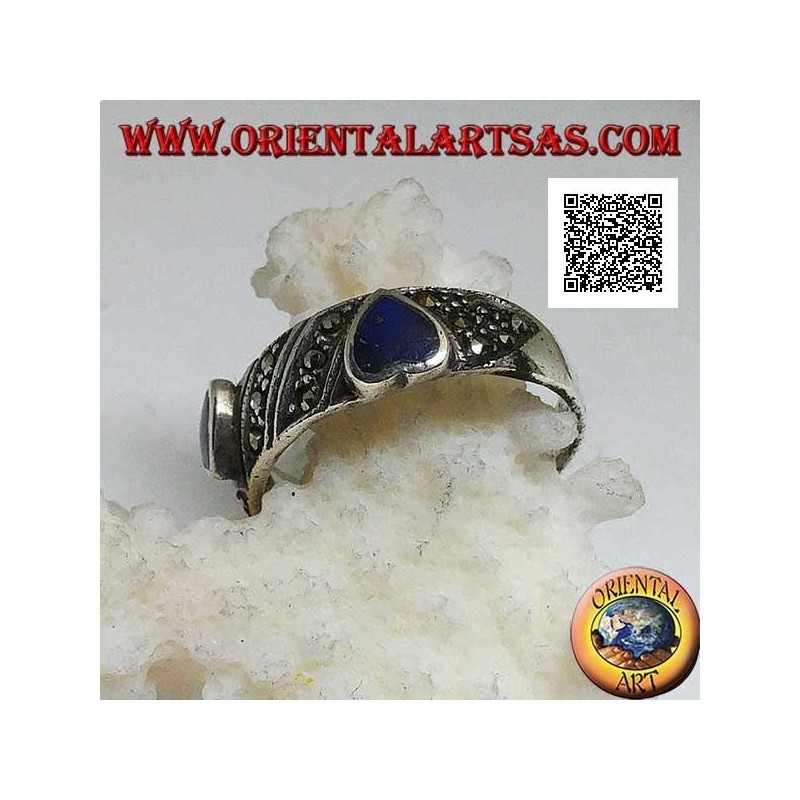 Anello in argento a fedina con cuori di lapislazzulo naturale in rilievo su lavorazioneobliqua con marcasite