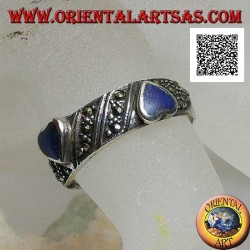 Anillo de plata con corazones de lapislázuli natural en relieve sobre procesado oblicuo con marcasita