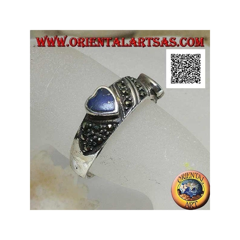 Anillo de plata con corazones de lapislázuli natural en relieve sobre procesado oblicuo con marcasita