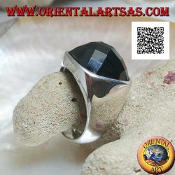 Ring aus Rhodiumsilber mit abgerundetem, quadratischem, facettiertem Cabochon-Spinell-Zirkon