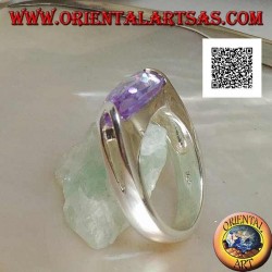 Rhodinierter Silberring mit horizontal ovalem facettiertem Amethystzirkon