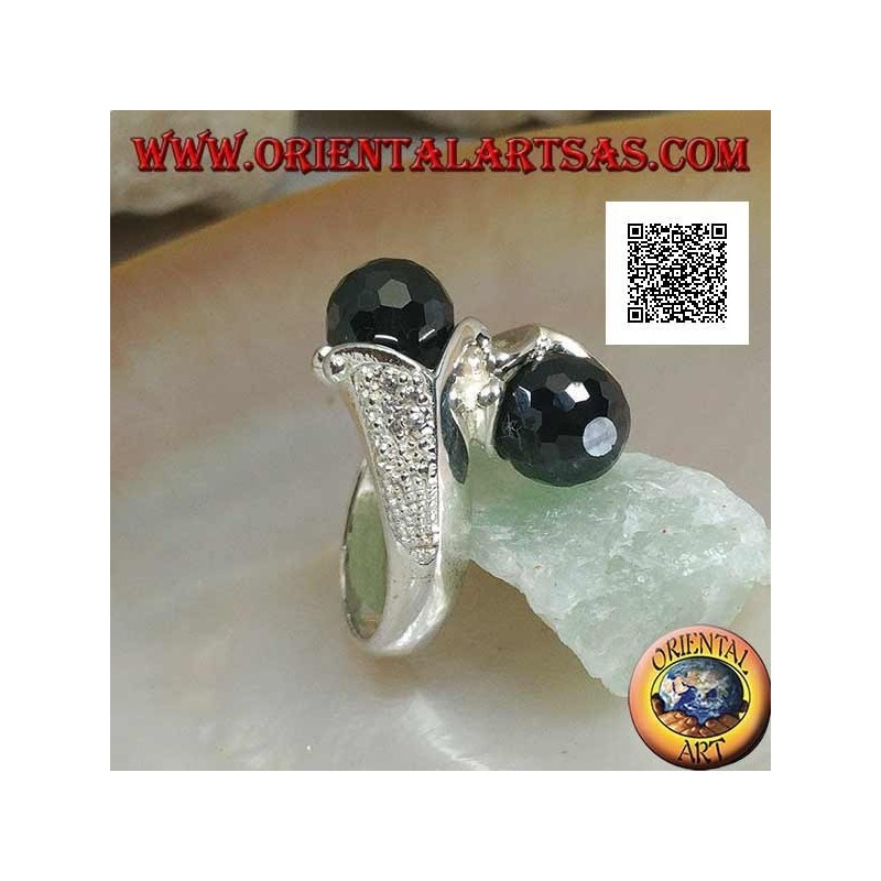 Anillo de plata rodiada de dos brazos con dos esferas facetadas de circonita espinela