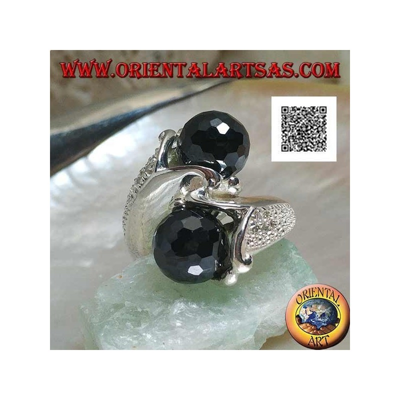 Anillo de plata rodiada de dos brazos con dos esferas facetadas de circonita espinela