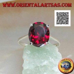 Rhodium silver ring with faceted oval cabochon garnet set with 4 clips