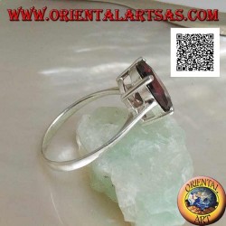 Bague en argent rhodié avec grenat cabochon ovale facetté serti de 4 clips