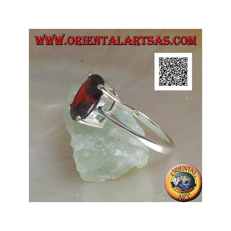 Anello in argento rodiato con granato ovale cabochon sfaccettato incastonato da 4 graffette