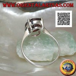 Bague en argent rhodié avec grenat cabochon ovale facetté serti de 4 clips