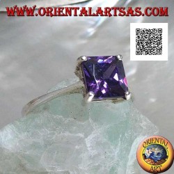 Rhodinierter Silberring mit amethystfarbenem quadratischem Zirkon, besetzt mit 4 Clips