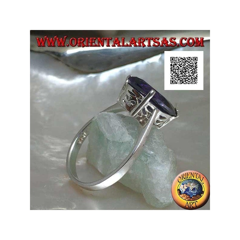 Anello in argento rodiato con zircone a goccia color ametista incastonato da 3 graffette