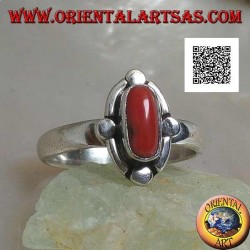 Anillo de plata con coral natural ovalado rodeado de bandas y discos alternados