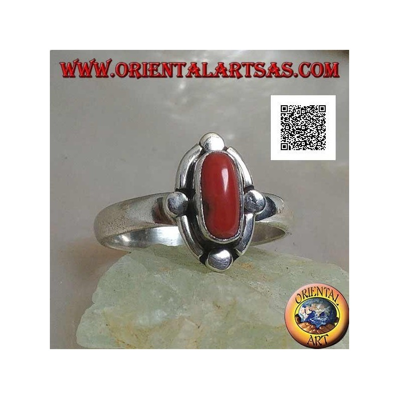 Anello in argento con corallo naturale ovale contornato da fascette e dischetti alternati