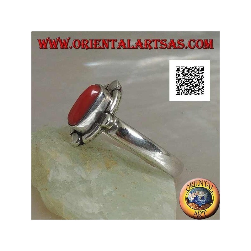Anillo de plata con coral natural ovalado rodeado de bandas y discos alternados