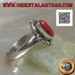 Bague en argent avec corail naturel ovale entouré de bandes et de disques alternés