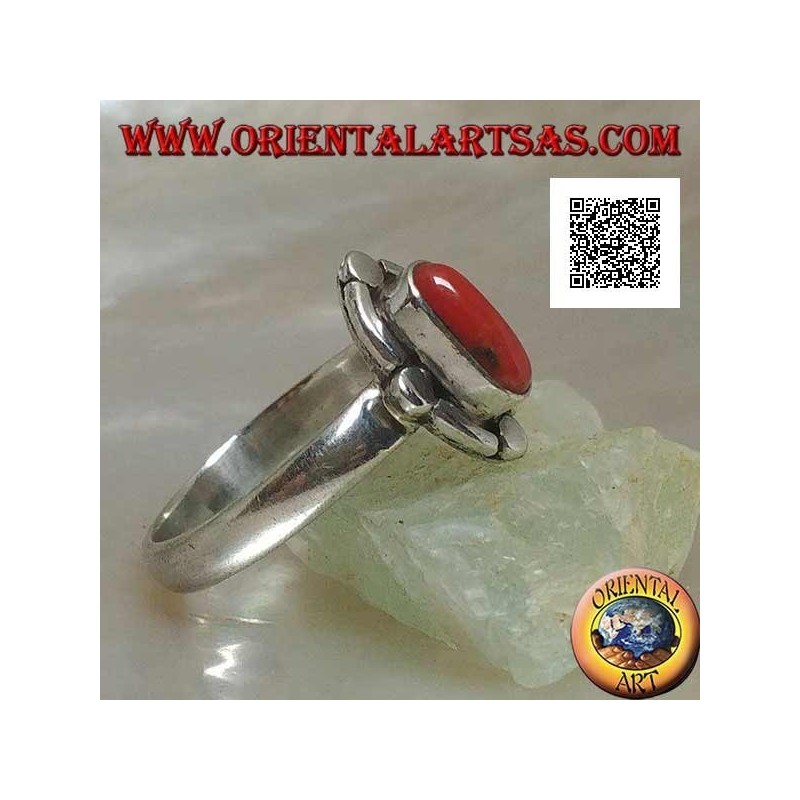 Bague en argent avec corail naturel ovale entouré de bandes et de disques alternés