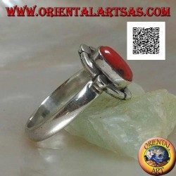 Anillo de plata con coral natural ovalado rodeado de bandas y discos alternados