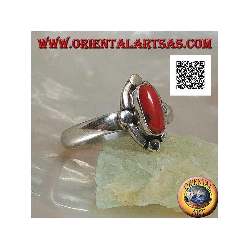 Anillo de plata con coral natural ovalado rodeado de bandas y discos alternados