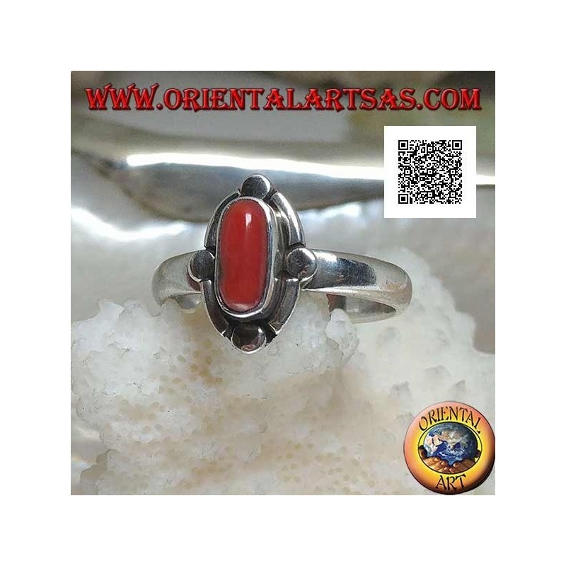 Anillo de plata con coral natural ovalado rodeado de bandas y discos alternados