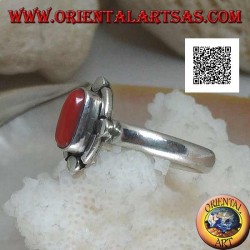 Anillo de plata con coral natural ovalado rodeado de bandas y discos alternados