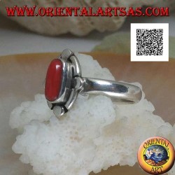 Bague en argent avec corail naturel ovale entouré de bandes et de disques alternés