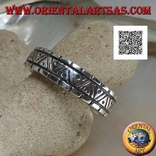 Anello a fedina in argento con incisioni di forme geometriche varie