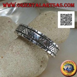 Anillo de plata con grabados de varias formas geométricas