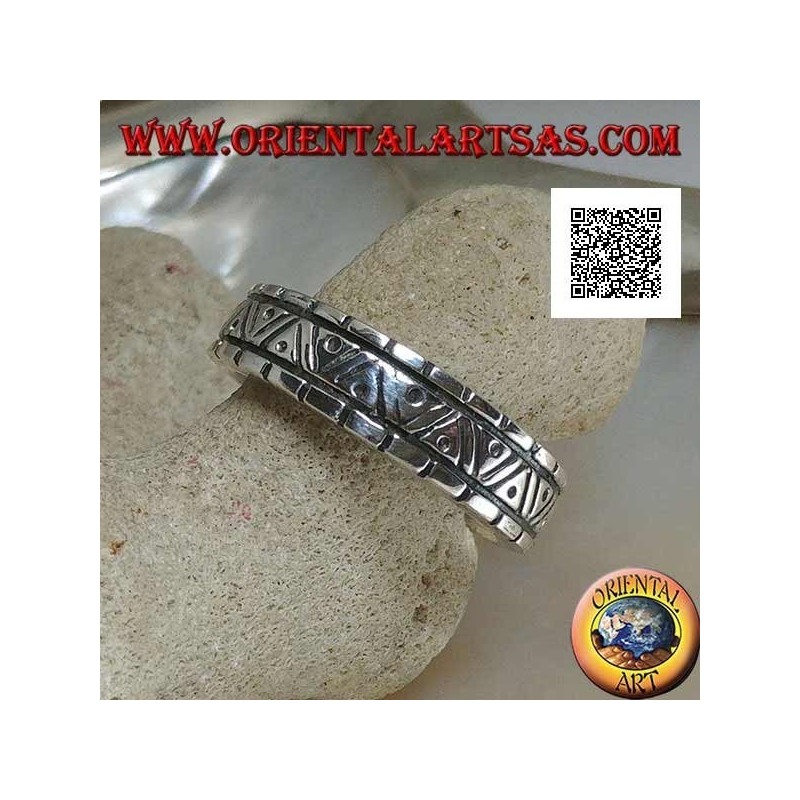 Anello a fedina in argento con incisioni di forme geometriche varie
