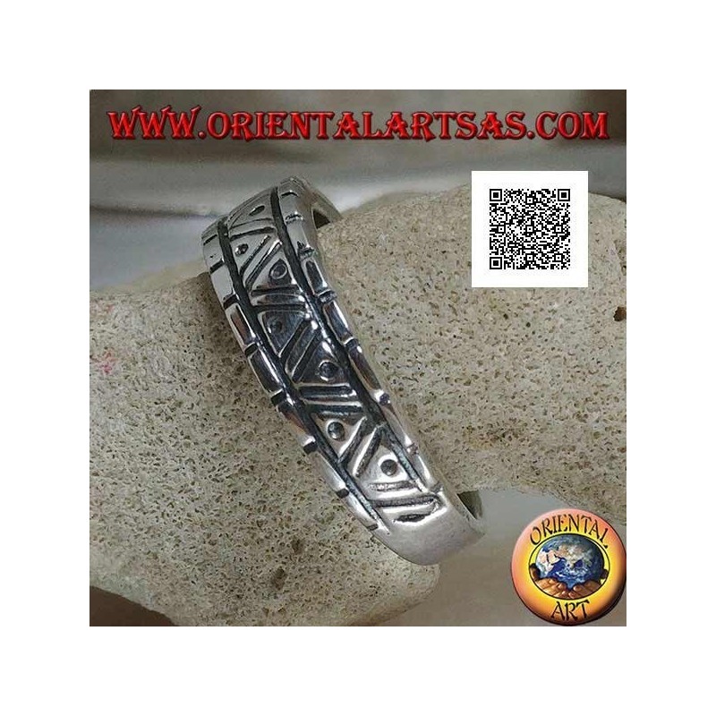 Anillo de plata con grabados de varias formas geométricas