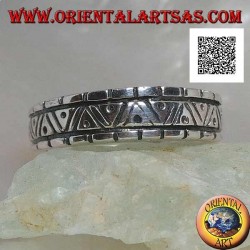 Bague en argent avec gravures de différentes formes géométriques