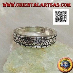Anillo de plata con grabados de varias formas geométricas