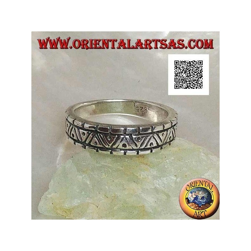 Anillo de plata con grabados de varias formas geométricas