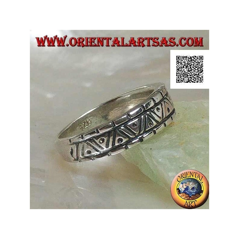 Anillo de plata con grabados de varias formas geométricas