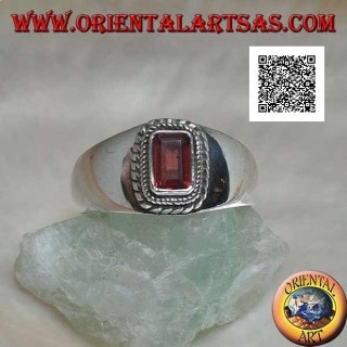 Anillo de plata con granate natural rectangular en relieve rodeado de un doble tejido
