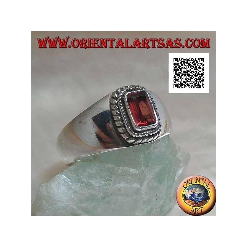 Anillo de plata con granate natural rectangular en relieve rodeado de un doble tejido