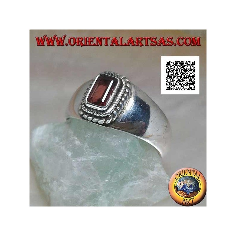 Anillo de plata con granate natural rectangular en relieve rodeado de un doble tejido
