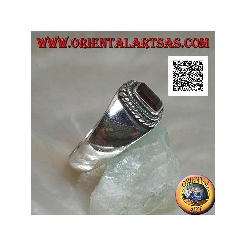 Anillo de plata con granate natural rectangular en relieve rodeado de un doble tejido
