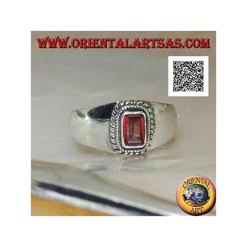 Anillo de plata con granate natural rectangular en relieve rodeado de un doble tejido
