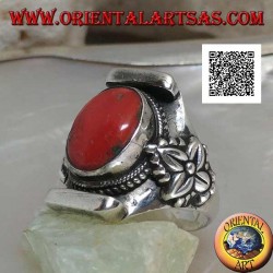 Anillo de plata con coral tibetano antiguo ovalado en entorno nepalí con hojas a los lados