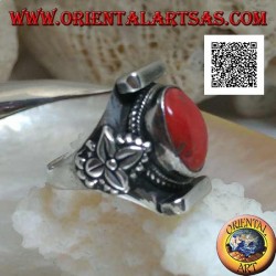 Anillo de plata con coral tibetano antiguo ovalado en entorno nepalí con hojas a los lados