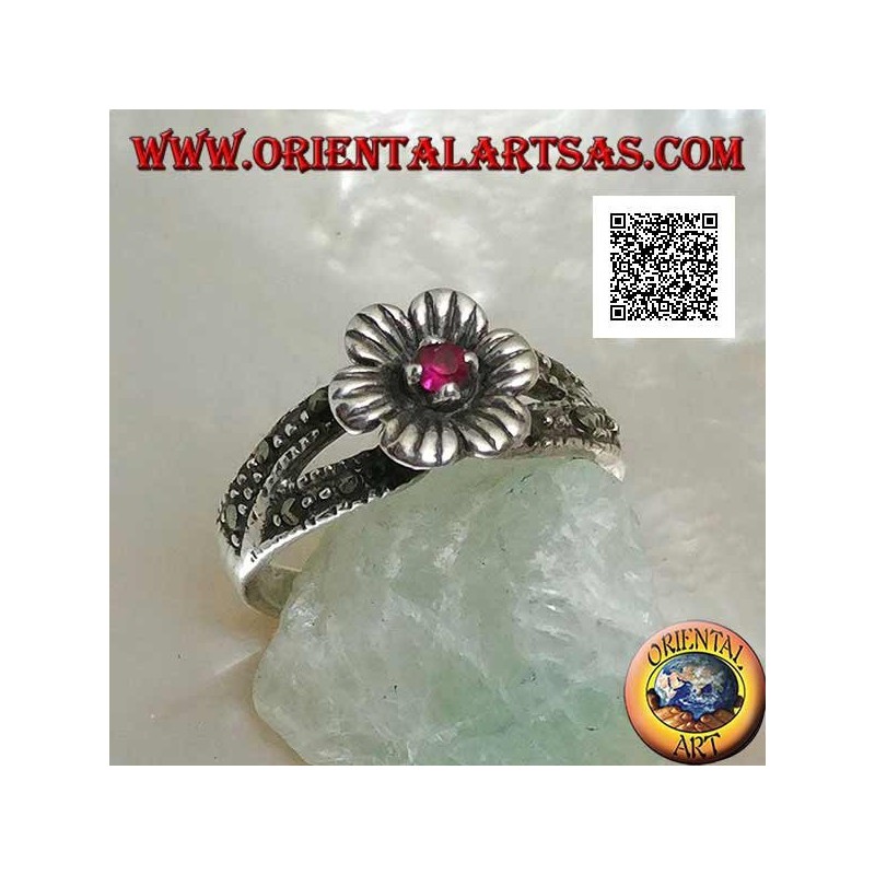 Anello in argento a forma di fiore con granato naturale tondo incastonato al centro su due file di marcassite