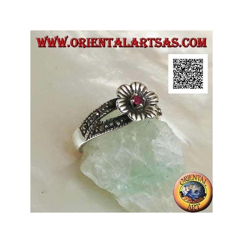 Bague en argent en forme de fleur avec grenat naturel rond serti au centre sur deux rangs de marcassite