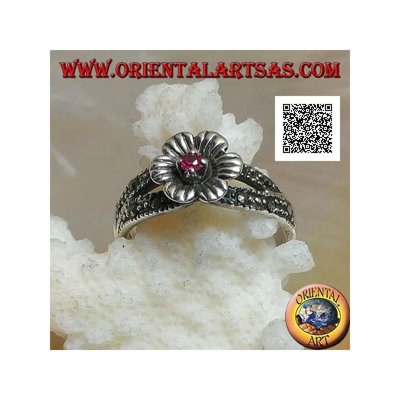 Bague en argent en forme de fleur avec grenat naturel rond serti au centre sur deux rangs de marcassite
