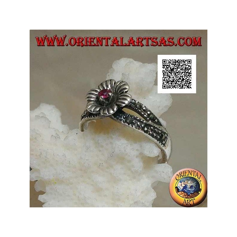 Anello in argento a forma di fiore con granato naturale tondo incastonato al centro su due file di marcassite